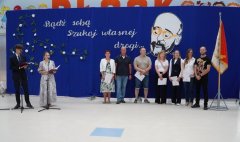 Na scenie stoją Rodzice klasy 8e nagrodzeni Listami Gratulacyjnymi.