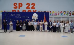 Na scenie stoją Rodzice klasy 8f nagrodzeni Listami Gratulacyjnymi w towarzystwie Pani Dyrektor i Wychowawcy klasy.