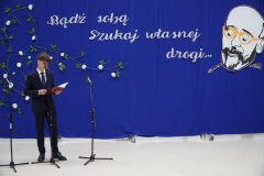Na scenie stoi Absolwent klasy 8b i wygłasza przemówienie.