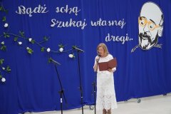 Na scenie stoi Przewodnicząca ds. Integracji i przemawia do Pani Wicedyrektor.
