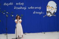 Na scenie stoi Pani Wicedyrektor- Agnieszka Gawlińska i przemawia do zebranych.