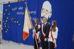 Uczniowie klas ósmych dumnie prezentują poczet sztandarowy szkoły.