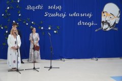 Na scenie stoi Pani Dyrektor i przemawia do Absolwentów.