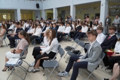 Absolwenci klas ósmych z Wychowawcami.