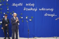 Na scenie stoi Przewodniczący Rady Rodziców i przemawia do Absolwentów.