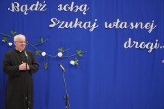 Na scenie stoi Proboszcz parafii  świętego Wojciecha- ksiądz Jerzy Ławicki, który przemawia do Absolwentów.