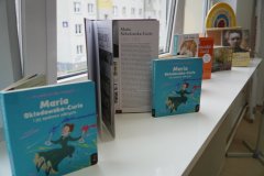 Wystawka kilku różnych książek o uczonej.