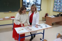 Oragnizatorki konkursu: p. Aneta Szatkowska i p. Celina Krysińska analizujące karty pracy uczniów.