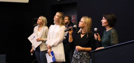 Panie A. Sołtysiak i B. Michalak prezentują na dużym ekranie podjęte w ramach projektu działania.