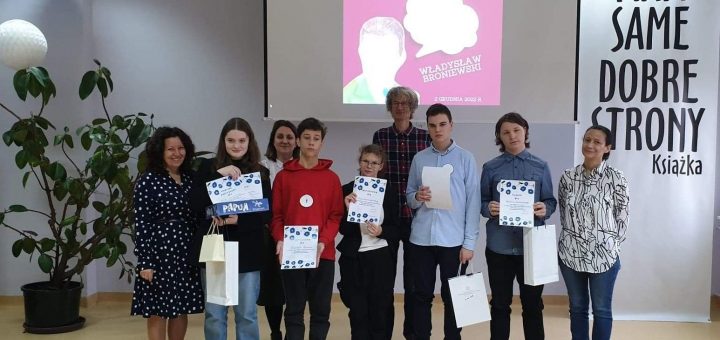 Zdjęcie zbiorowe osób nagrodzonych w konkursie oraz jury.
