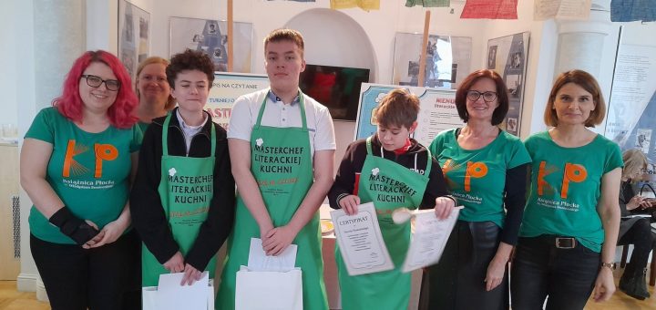 Zwycięski trzyosobowy zespół uczniów prezentuje swoje dyplomy wraz z nimi do zdjęcia pozują organizatorzy - pracownicy Książnicy Płockiej.