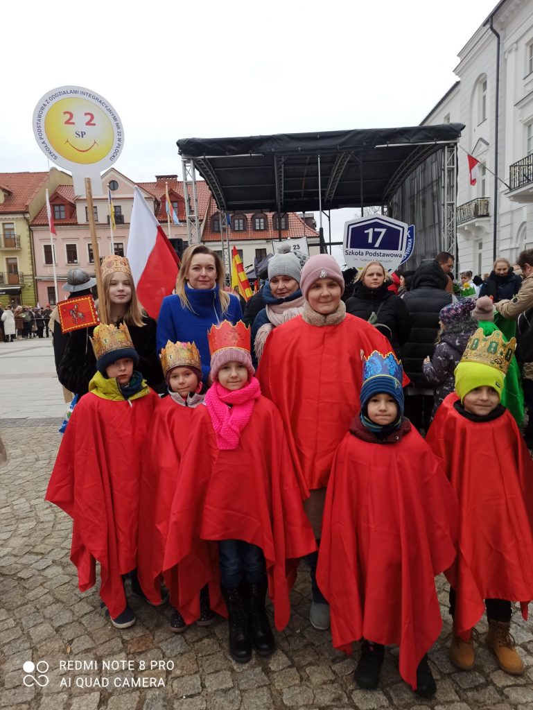 Młodsi uczniowie reprezentujący naszą Szkołę w czerwonych pelerynach.