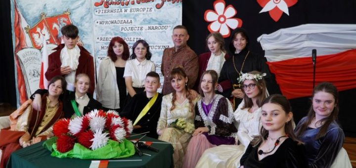 1. Wszyscy uczestnicy akademii siedzą przy wspólnym stole