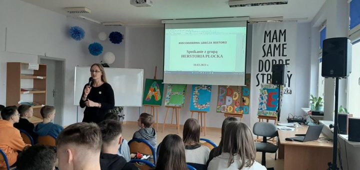 Grupa uczniów uczestnicząca w lekcji historii.