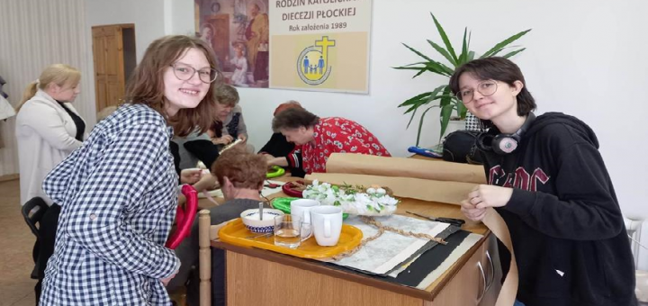 Uczniowie przygotowują materiały plastyczne do wykonywania świątecznych wianków.
