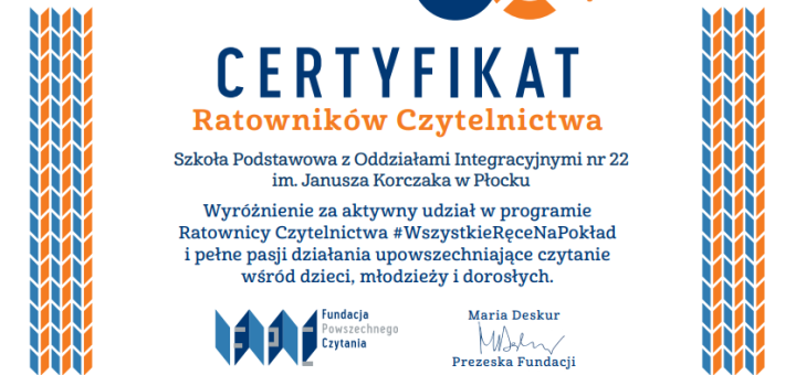 Na białym tle niebieskie napisy Certyfikat Ratowników Czytelnictwa dla Szkoły Podstawowej z Oddziałami Integracyjnymi nr 22 im. Janusza Korczaka w Płocku.