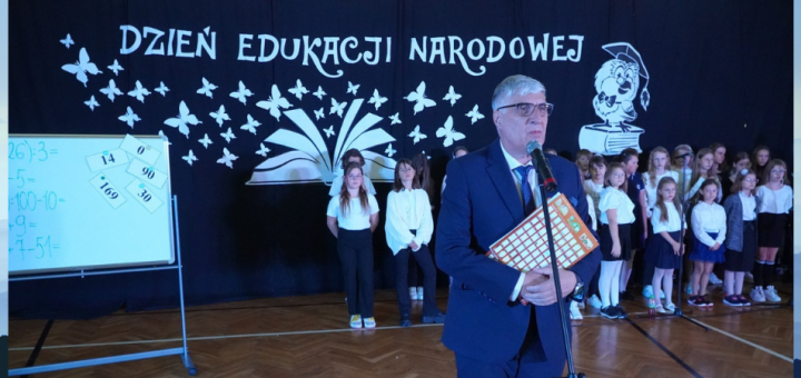 Pan dyrektor Janusz Banasiak składa życzenia wszystkim pracownikom szkoły.