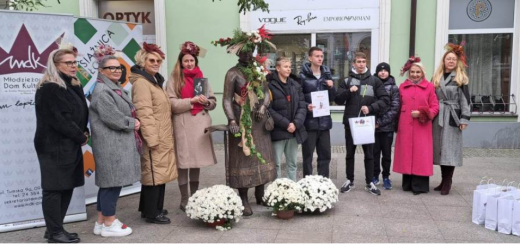 Grupa osób, uczestników gry miejskiej, nauczycieli i organizatorów podczas uroczystego zakończenia.