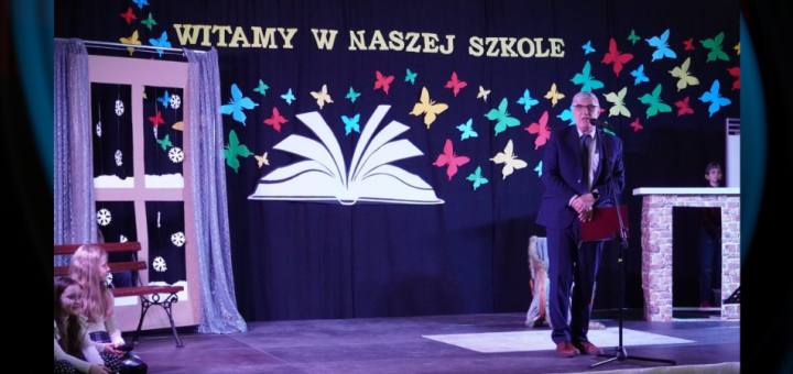 Dyrektor Szkoły wita przybyłych gości.