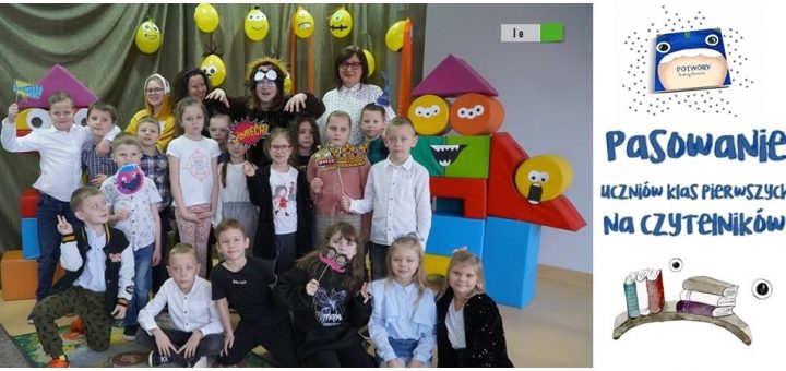 Grupa dzieci wraz z wychowacą oraz wicedyrektorem szkoły. W tle domek zbudowany z dużych kolorowych klocków oraz żółte baloniki przedstawiające śmieszne miny.