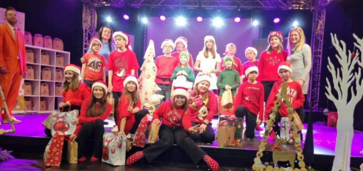 Grupa uczniów w świątecznych bożonarodzeniowych strojach.