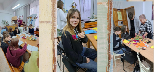 Panie seniorki i wolontariusze wycinają elementy słoników z kolorowego filcu. Nikola prezentuje swojego pięknie uszytego słonika.