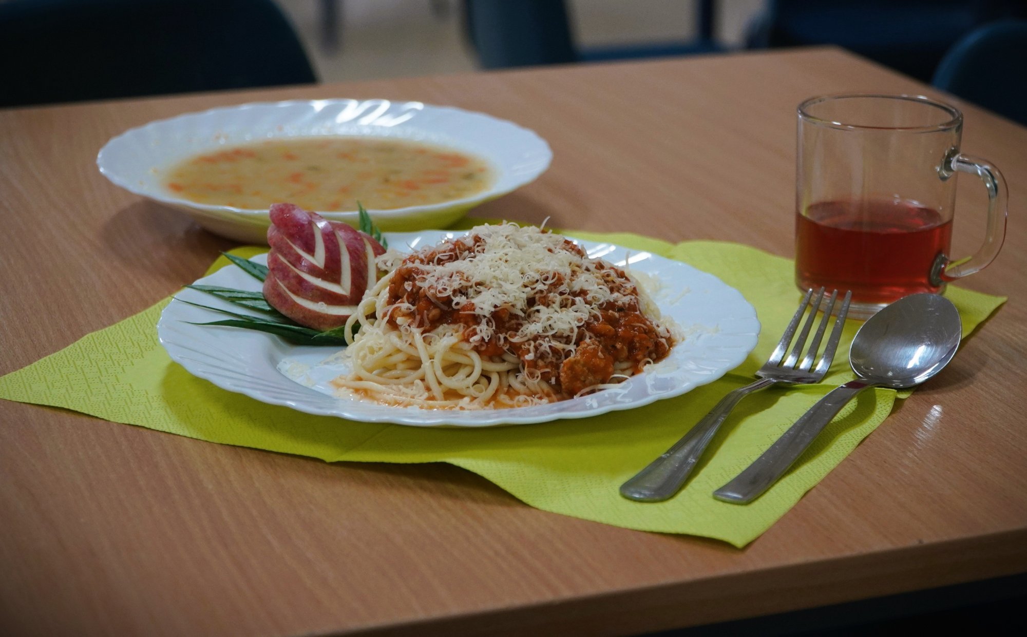 Zdjęcie przedstawia danie obiadowe serwowane przez szkolną stołówkę, czyli zup warzywna i na drugie danie spaghetti.