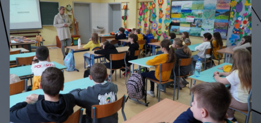 Sala lekcyjna. Uczniowie klasy czwartej siedząc w ławkach słuchają mini – wykładu o bezpieczeństwie w sieci: „Jak się nie zaplątać w sieci?”. Zajęcia prowadzi - Pani Marlena Szymczak, profilaktyk z Komendy Miejskiej Policji w Płocku.
