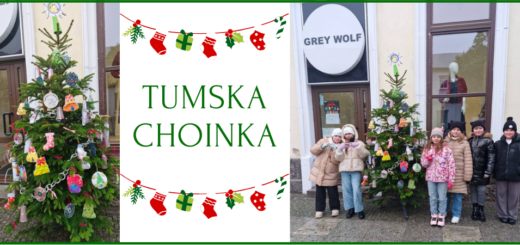 Zdjęcia dzieci wokół ubranej choinki, napis Tumska Choinka.