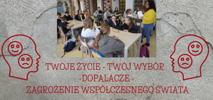 Grupa uczniów uczestnicząca w zajęciach profilaktycznych. Napis Twoje życie - Twój wybór - dopalacze - zagrożenia współczesnego świata.