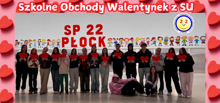 grupa młodzieży ze Szkoły Podstawowej nr 22 w Płocku stoi w szeregu w jasnej hali sportowej, trzymając czerwone papierowe serca. W tle kolorowa dekoracja z postaciami dzieci oraz duży napis 'SP 22 PŁOCK'. Uczniowie ubrani są w codzienne stroje, prezentując różnorodne style. Zdjęcie oddaje atmosferę wspólnoty i zaangażowania