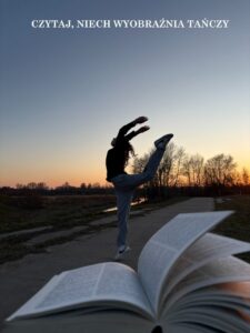 Fotografia konkursowa Igora przedstawijąca otwartą książkę a tle dziewczynę na zachodzącym słońcu