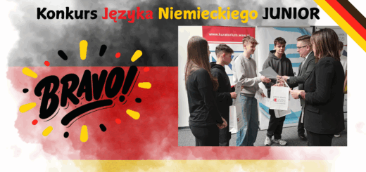 „Grupa uczniów odbiera nagrody i dyplomy podczas Konkursu Języka Niemieckiego JUNIOR. W tle widać banery organizatorów. Po lewej stronie grafika z niemiecką flagą, napisem „BRAVO!” oraz tytułem konkursu. Kolory i elementy graficzne nawiązują do barw flagi Niemiec – czerni, czerwieni i żółci.”