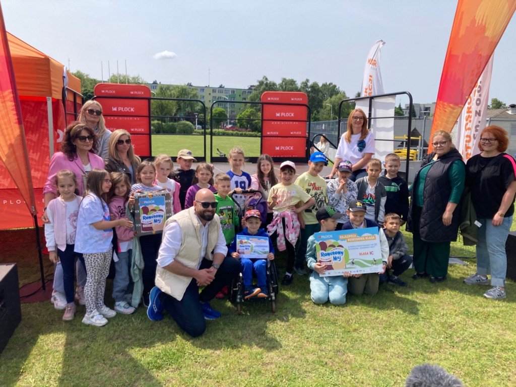 Uczniowie klasy 1C podczas podsumowania kampanii „Rowerowy Maj 2025”.