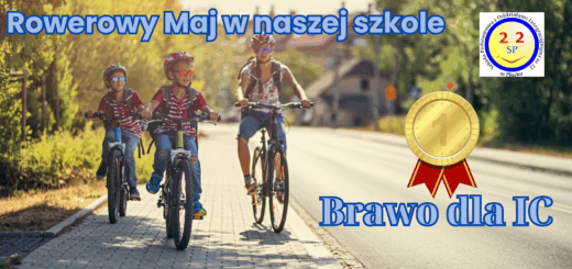 Troje dzieci jedzie na rowerach po ścieżce rowerowej w słoneczny dzień, ubrane w kaski i okulary przeciwsłoneczne. Na górze obrazka znajduje się napis ‘Rowerowy Maj w naszej szkole’ w niebieskim kolorze. W prawym górnym rogu znajduje się logo Szkoły Podstawowej nr 22 w Płocku. W prawym dolnym rogu umieszczono złoty medal z czerwoną wstążką oraz napis ‘Brawo dla 1C