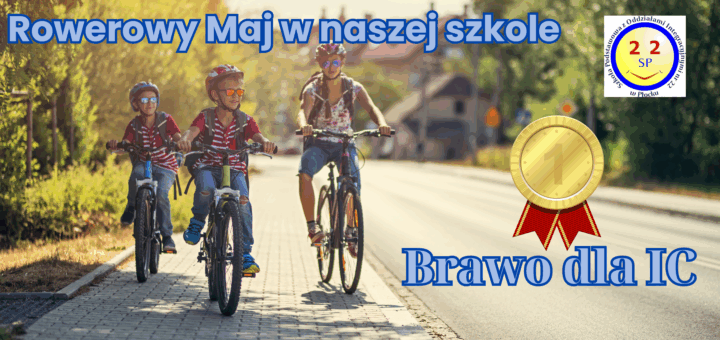 Troje dzieci jedzie na rowerach po ścieżce rowerowej w słoneczny dzień, ubrane w kaski i okulary przeciwsłoneczne. Na górze obrazka znajduje się napis ‘Rowerowy Maj w naszej szkole’ w niebieskim kolorze. W prawym górnym rogu znajduje się logo Szkoły Podstawowej nr 22 w Płocku. W prawym dolnym rogu umieszczono złoty medal z czerwoną wstążką oraz napis ‘Brawo dla 1C