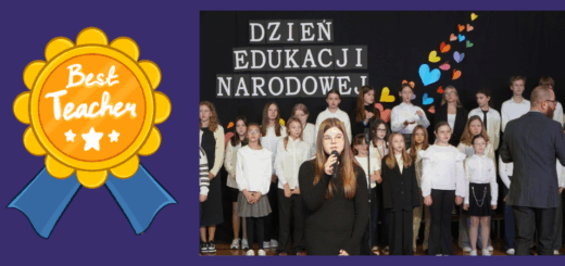 Uczennica śpiewa do mikrofonu. Za nimi, na tle dekoracji z białym napisem „Dzień Edukacji Narodowej”, stoi chór .