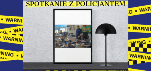 sala lekcyjna) Uczniowie klasy pierwszej, siedząc w ławkach, słuchają zaproszonego gościa- asp. Krzysztofa Czarnomskiego, dzielnicowego z Komendy Miejskiej Policji w Płocku i odpowiadają na jego pytania.