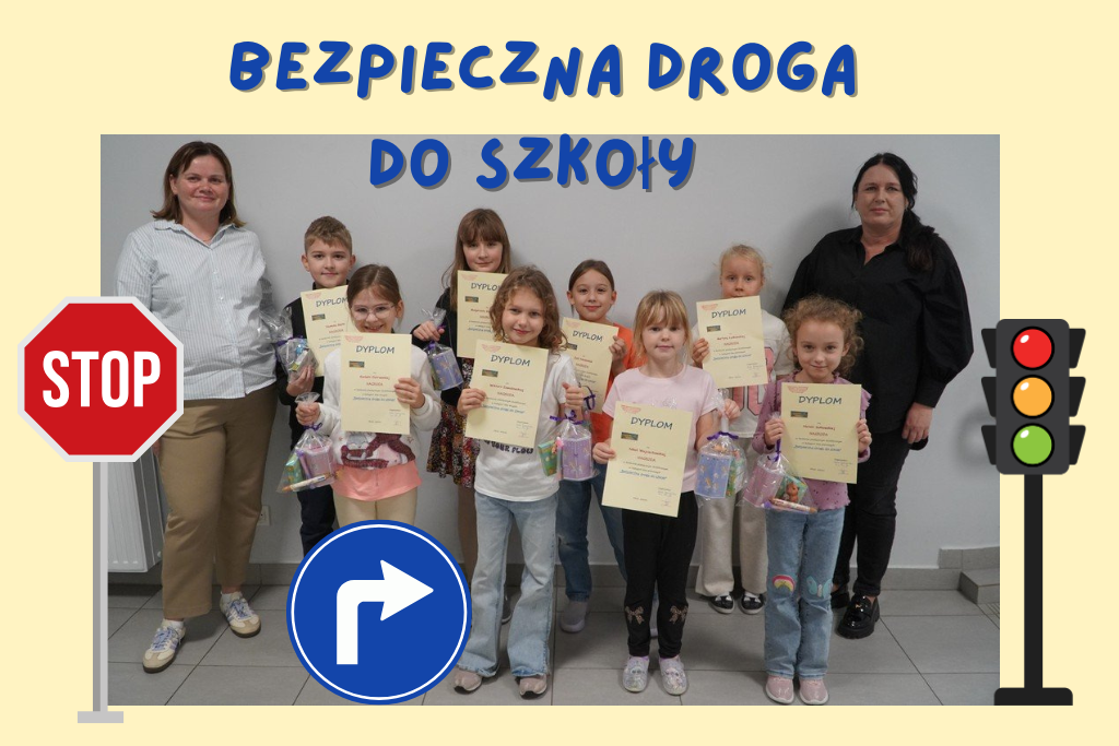 Na jasnym tle stoi dziewięciu Laureatów konkursu plastycznego. Każdy z Nich w jednej ręce trzyma dyplom, a w drugiej- nagrodę. Po obu stronach Uczniów stoi dwóch nauczycieli- organizatorów przedsięwzięcia. Na środku zdjęcia zamieszczony jest napis „Bezpieczna droga do szkoły”. Po lewej stronie fotografii widnieje znak drogowy STOP, na środku- znak nakazu jazdy w prawo, po prawej- sygnalizator świetlny. 