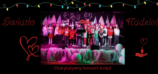 Na grafice widać scenę udekorowaną w świątecznym stylu. Na środku stoi grupa dzieci i młodzieży ubranych w czerwone i białe stroje, wiele osób ma czapki Mikołaja. W tle znajdują się dekoracje w kształcie białych choinek i reniferowych poroży. Scena oświetlona jest kolorowymi światłami w odcieniach różu i fioletu. Nad zdjęciem widnieje napis „Światło Nadziei”, ozdobiony kolorowymi lampkami choinkowymi, a pod zdjęciem znajduje się podpis „Charytatywny koncert kolęd”. Całość utrzymana jest w ciepłej, świątecznej atmosferze.