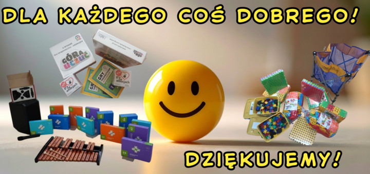 Grafika z napisem „DLA KAŻDEGO COŚ DOBREGO! DZIĘKUJEMY!”. Na środku duża żółta uśmiechnięta buźka, a wokół niej różne pomoce i zabawki edukacyjne: gry terapeutyczne „Góra Uczuć”, kolorowe klocki konstrukcyjne, pudełka z grami logicznymi, cymbałki oraz składany kosz na zabawki. Całość ma radosny, przyjazny charakter podziękowania.