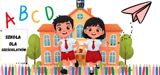 Na białym tle szkoła z logo szkoły "SP 22", a przed nią chłopiec ubrany w białą koszulę, czerwony krawat i spodnie oraz dziewczynka ubrana w białą koszulę, czerwony krawat i spódniczkę. Na dole strony płot z kolorowych kredek, a po prawej latawiec, który trzyma dziewczynka. Z lewej strony znajduje się ramka z napisem "Szkoła dla sześciolatków".