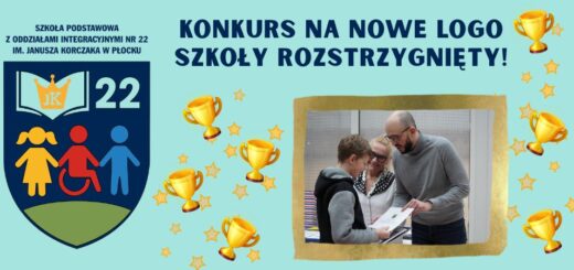 Grafika informująca o rozstrzygnięciu konkursu na nowe logo Szkoły Podstawowej nr 22 z Oddziałami Integracyjnymi im. Janusza Korczaka w Płocku. Na plakacie widnieje logo szkoły z inicjałami JK i numerem 22, symbolizujące uczniów, w tym dziecko na wózku. W centrum znajduje się zdjęcie osób oglądających dokument, a całość ozdobiona jest złotymi pucharami i gwiazdkami.