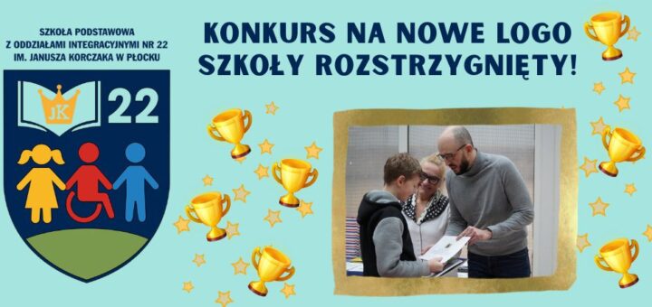 Grafika informująca o rozstrzygnięciu konkursu na nowe logo Szkoły Podstawowej nr 22 z Oddziałami Integracyjnymi im. Janusza Korczaka w Płocku. Na plakacie widnieje logo szkoły z inicjałami JK i numerem 22, symbolizujące uczniów, w tym dziecko na wózku. W centrum znajduje się zdjęcie osób oglądających dokument, a całość ozdobiona jest złotymi pucharami i gwiazdkami.