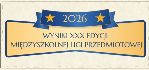 Niebieska wstęga z dwiema złotymi gwiazdami i rokiem 2026 nad jasną tablicą z napisem o wynikach ligi międzyszkolnej.