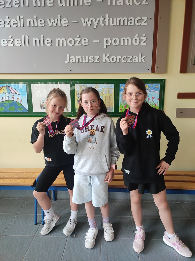 Trzy uczennice prezentują swoje medale zdobyte podczas zawodów Skate Cross Series Poland.