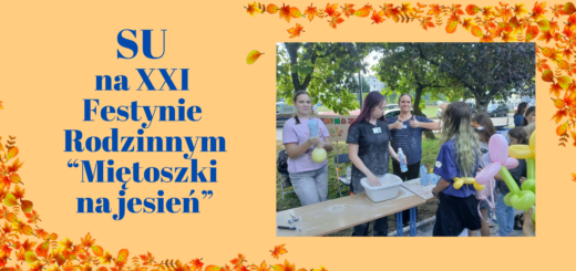 Na jasnym, pomarańczowym tle w narożnikach znajduje się delikatna grafika jesiennych liści, po lewej stronie jest granatowy napis SU NA XXI FESTYNIE RODZINNYM „MIĘTOSZKI NA JESIEŃ”, a po prawej sronie jest zamieszone zdjęcie przedstawiające przedstawicieli SU przy stoisku, na którym przygotowują miętoszki, na które czekają dzieci ustawione w kolejce.