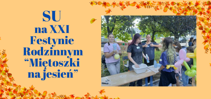 Na jasnym, pomarańczowym tle w narożnikach znajduje się delikatna grafika jesiennych liści, po lewej stronie jest granatowy napis SU NA XXI FESTYNIE RODZINNYM „MIĘTOSZKI NA JESIEŃ”, a po prawej sronie jest zamieszone zdjęcie przedstawiające przedstawicieli SU przy stoisku, na którym przygotowują miętoszki, na które czekają dzieci ustawione w kolejce.